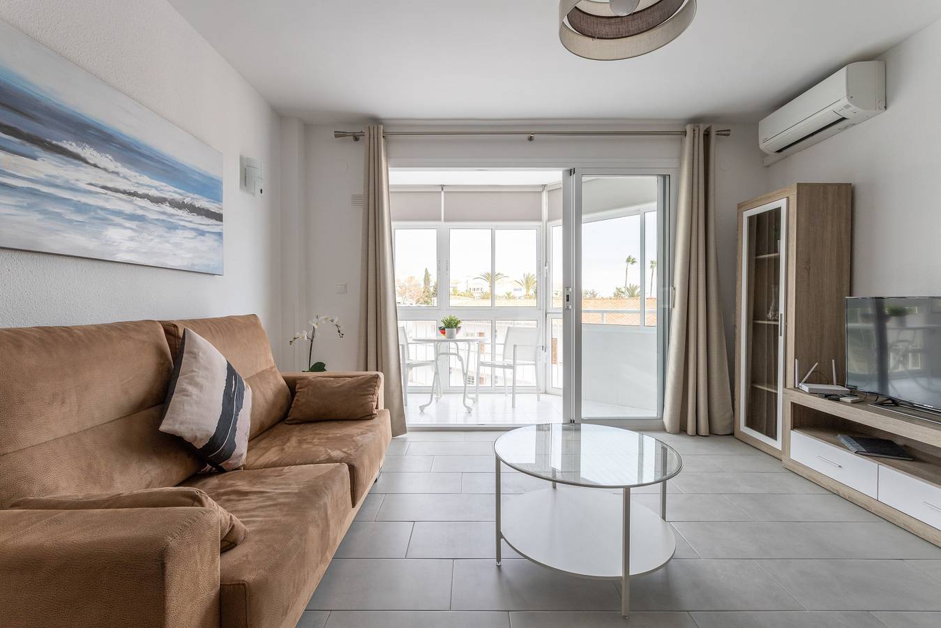 Entire apartment, A410 Frontline Apartment Near the Beach with Sea View, Pool, Wi-Fi & A/C in Playa de la Torrecilla, Nerja
