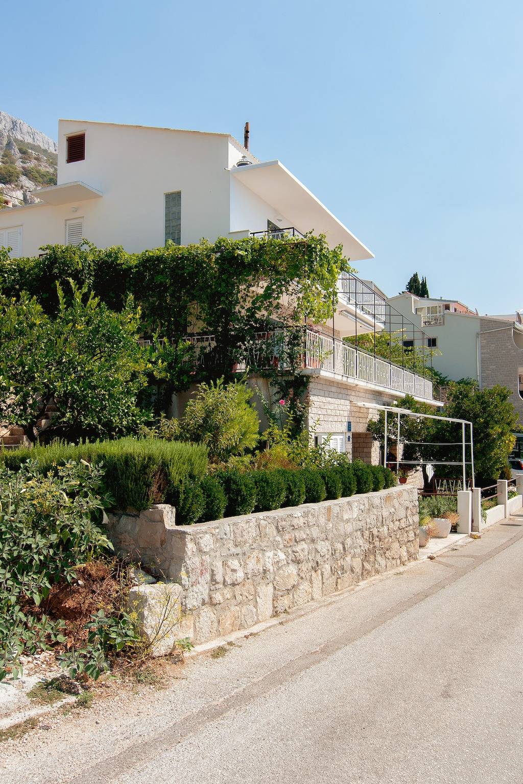 Cijeli apartman, Trosobni apartman s terasom i pogledom na more Pisak, Omiš A-1010-a in Pisak, Omiška rivijera