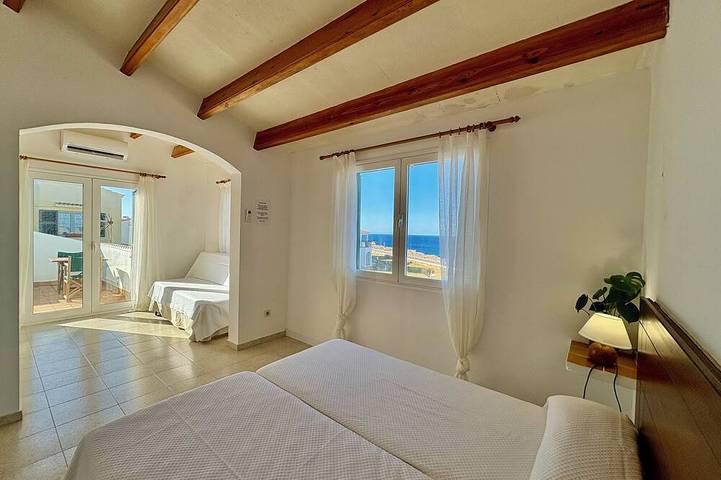 Villa Victor, Villa Victor Pont d'en Gil in Cala Blanes, Ciutadella