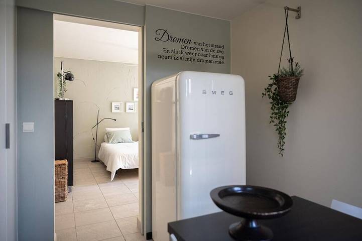 Ganze Wohnung, Design-Ferienstudio in Meeresnähe mit privatem Garten und Parkplatz in Oostende stadt, Oostende