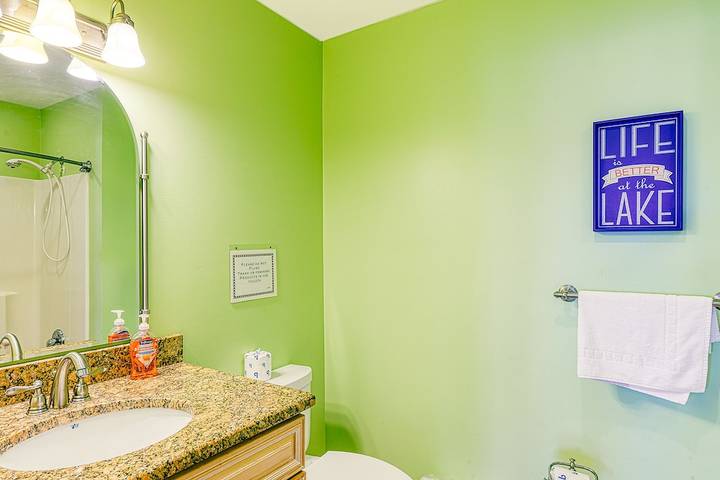 Vacation rental for 25 people, with yard and hot tub in Lake Anna