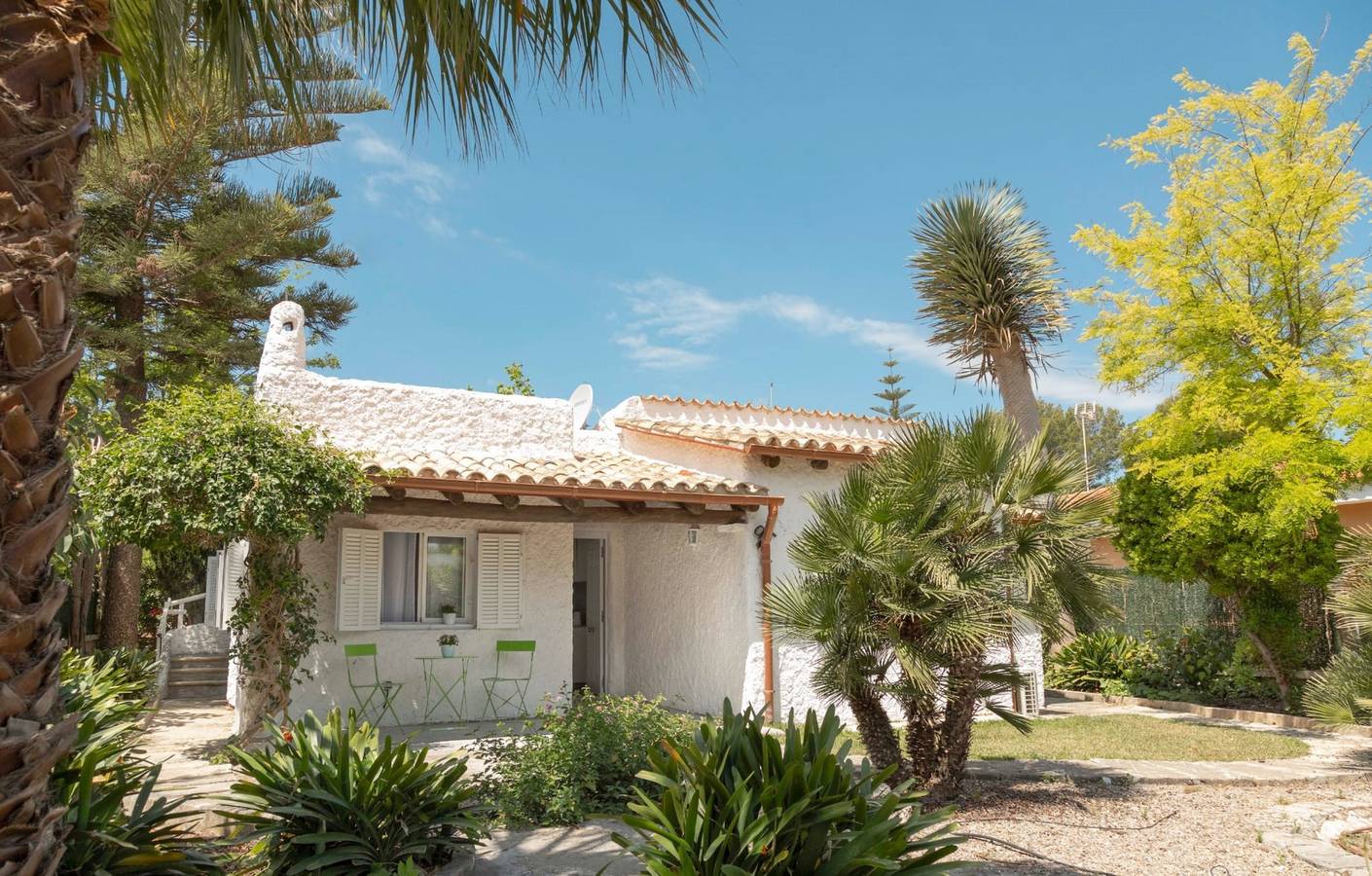 Modern Vakantiehuis "Casa Enriqueta" met Uitzicht op Zee, Tuin, Terrassen & Zwembad in Playa de Muro, Muro