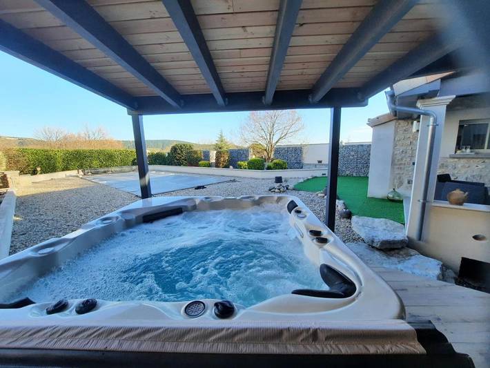 Location de vacances pour 2 personnes, avec vue ainsi que jardin et piscine, animaux acceptés à Lussas - 3