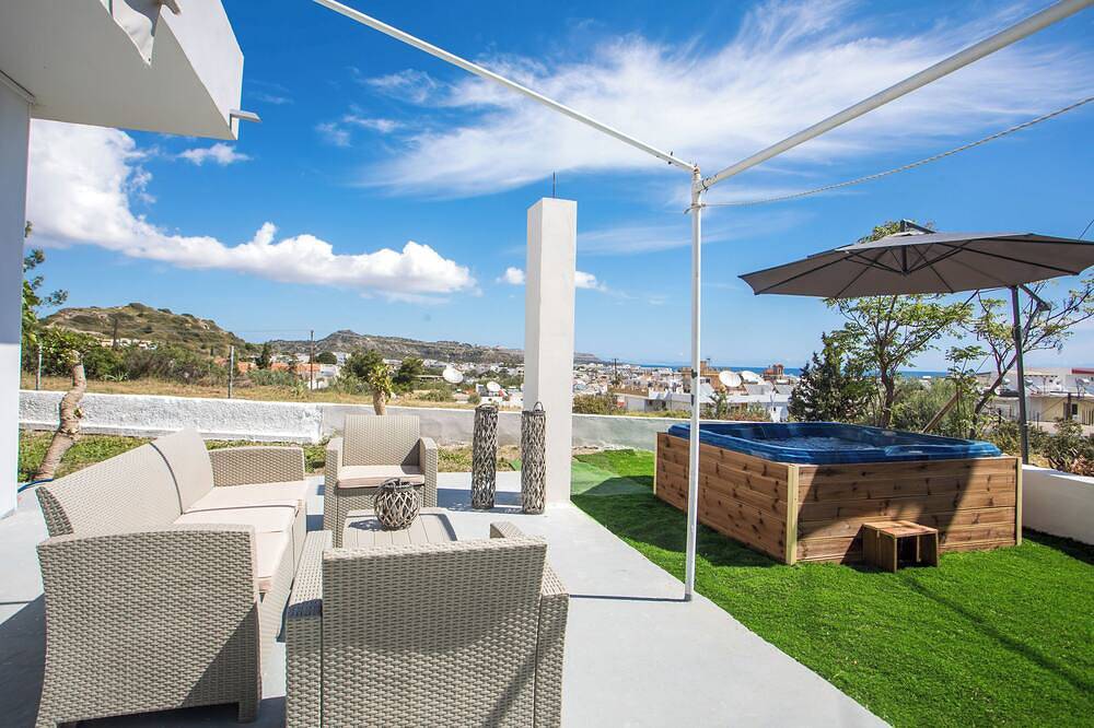 Sunny Villa Jacuzz i& View in Faliraki, Rhodos