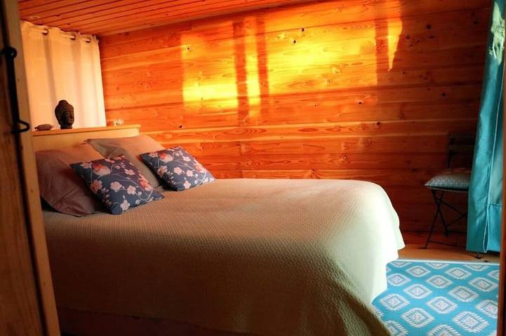 Gîte pour 10 personnes, avec piscine ainsi que jardin et jacuzzi, animaux acceptés à Brassac - 4