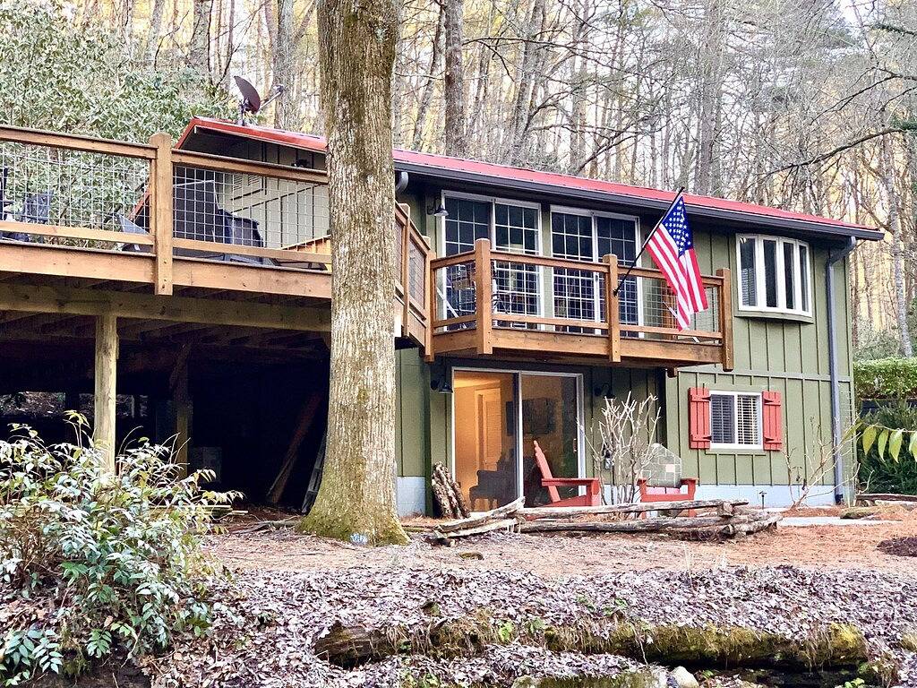 Creek side cottage with fire pit. Walk to Cashiers. Dog friendly. in Jackson County
