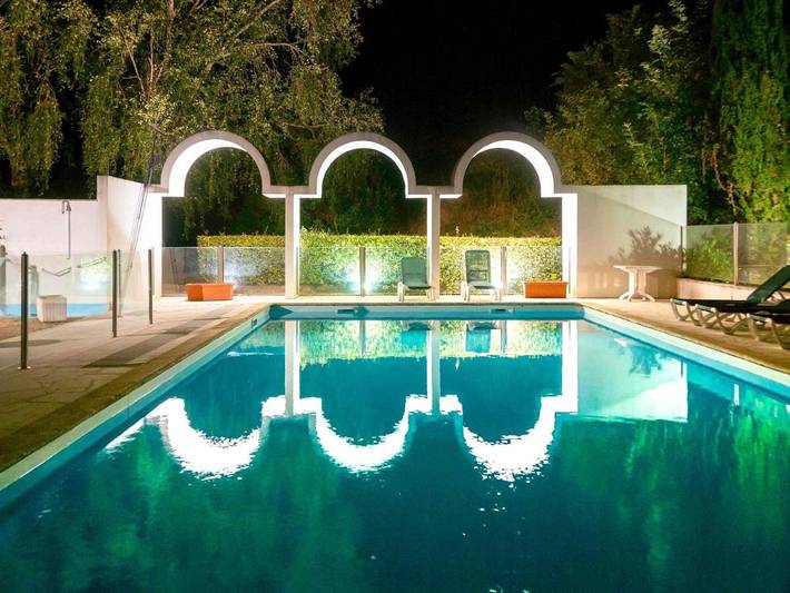 Hôtel pour 4 personnes, avec jardin ainsi que piscine et bassin pour enfant