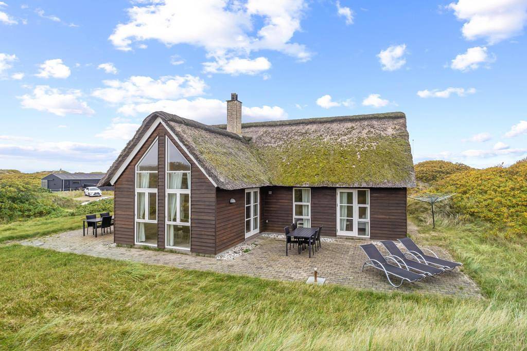Schönes Reetdachhaus mit Sauna hinter den Dünen in Rindby, Wadden Sea National Park