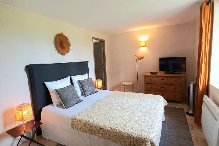 Location de vacances pour 4 personnes, avec jardin ainsi que piscine et jacuzzi à Saint-Didier - 3