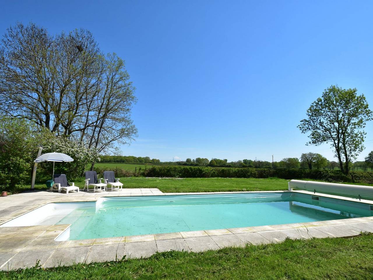 Authentic Holiday Home in Burgundy with Large Swimming Pool in Chantenay-Saint-Imbert, Nièvre