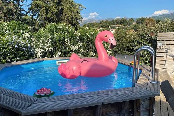 Villa pour 6 personnes, avec terrasse ainsi que jacuzzi et jardin