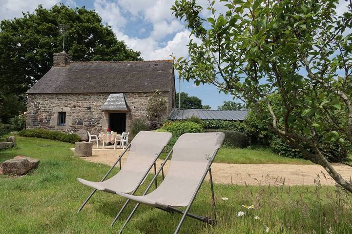 Gîte pour 2 personnes, avec jardin à Plouguenast