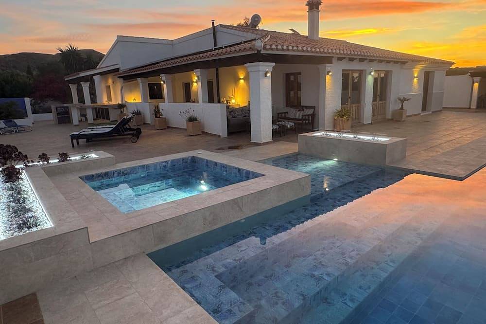 Luxuriöse Villa mit 5 Betten, 3 Bädern, separatem Infinity-Pool / Whirlpool und Spielbereich. in Bédar, Cordillera Penibética