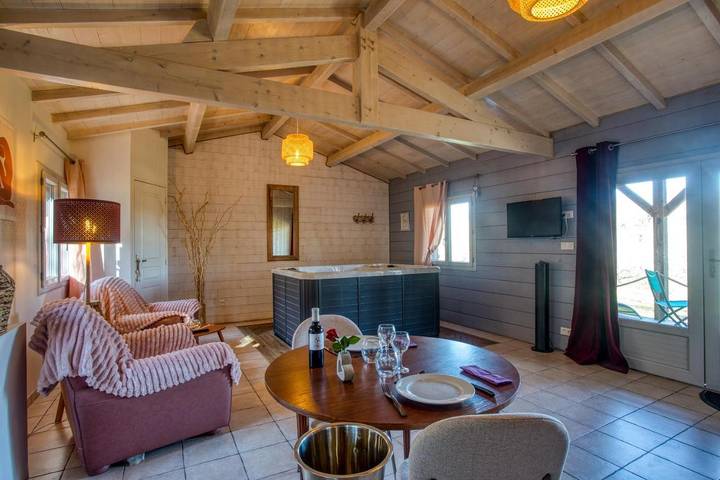 Gîte pour 2 personnes, avec piscine ainsi que vue et jardin à Saint-Cybranet - 4