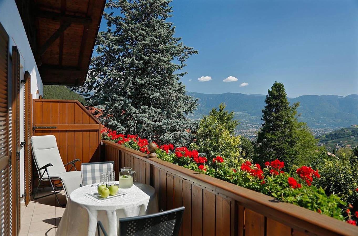 Entire apartment, Wiedmairhof Apartment 'Grafensteiner' with South/east facing balcony, Shared Terrace, Garden & Wi-Fi in Oberplars, Algund