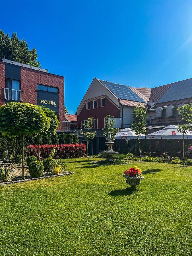 Hotel dla 3 osób, z sauna i jacuzzi oraz taras i ogród w Ruda Śląska