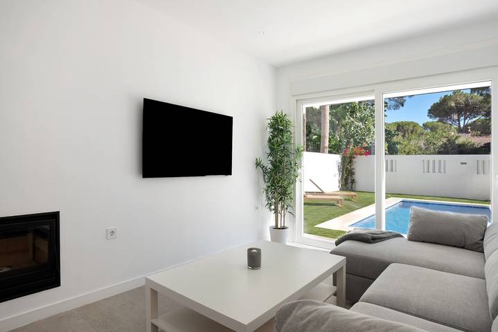 Villa 'Santa Clara 21c' con piscina privada, Wi-Fi y aire acondicionado in Playa La Barrosa, Chiclana de la Frontera
