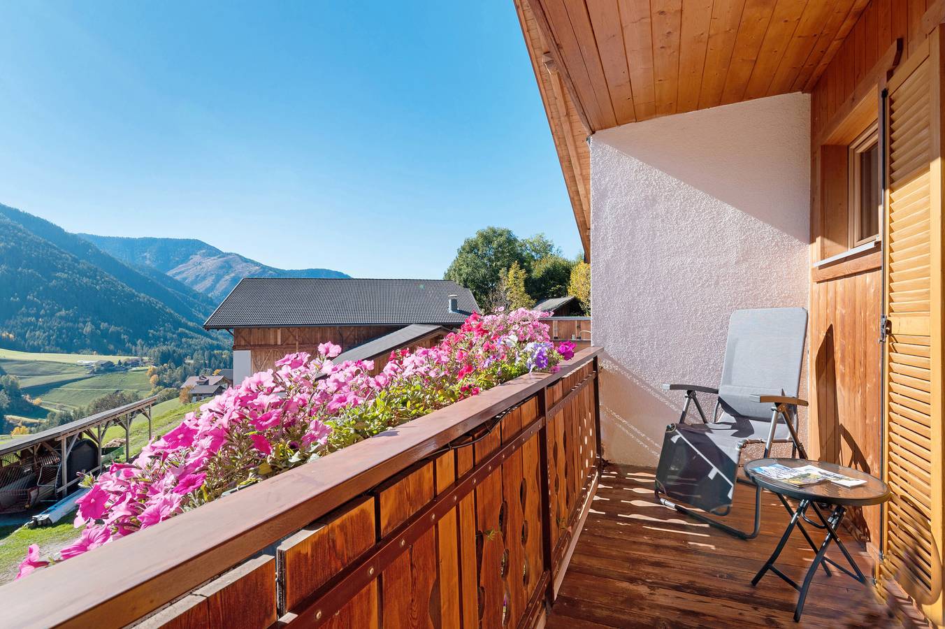 Camera 'Doppelzimmer 8' con vista sulle montagne, terrazza privata e Wi-Fi in San Pietro (Bolzano), Funes