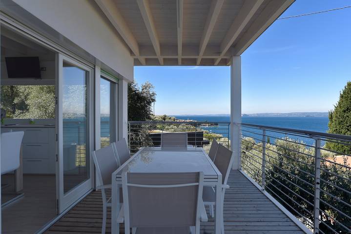 Entire apartment, Apartment with Lake View, Pool, Balcony, Garden, Terrace & Wi-Fi in Torri del Benaco, Garda Mountains