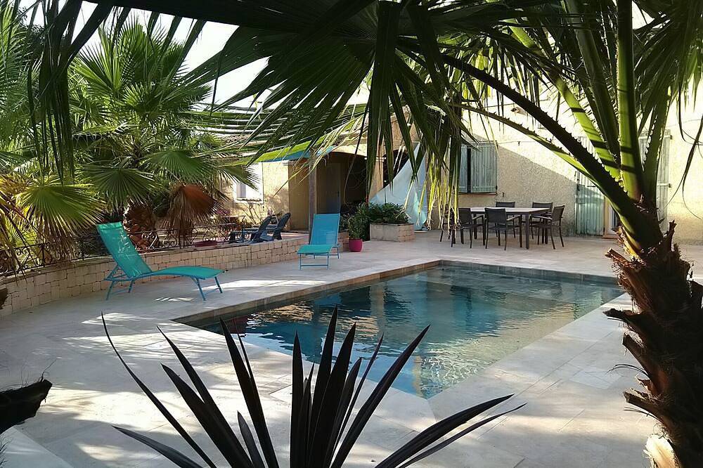 Appartement entier, Petit studio climatisé indépendant au calme avec terrasses privatives et piscine in La Crau, Côte méditerranéenne (France)