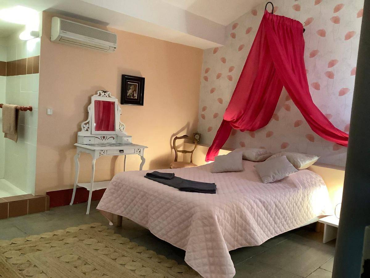 Double Room with Private Bathroom in Marsillargues, Côte méditerranéenne (France)