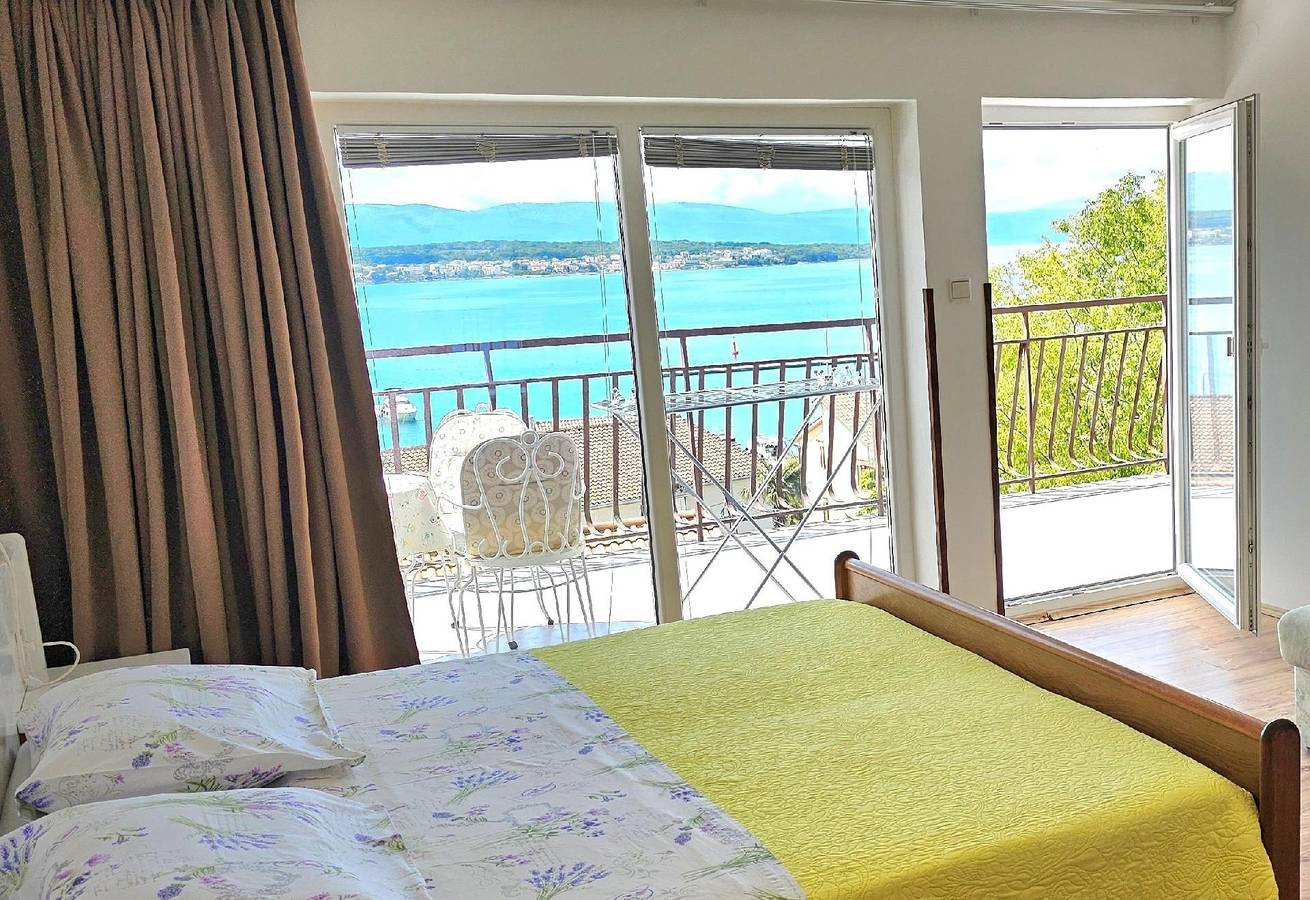Ganze Ferienwohnung, Geräumige Wohnung mit Panoramablick auf das Meer in der Nähe des Meeres in Malinska, Krk