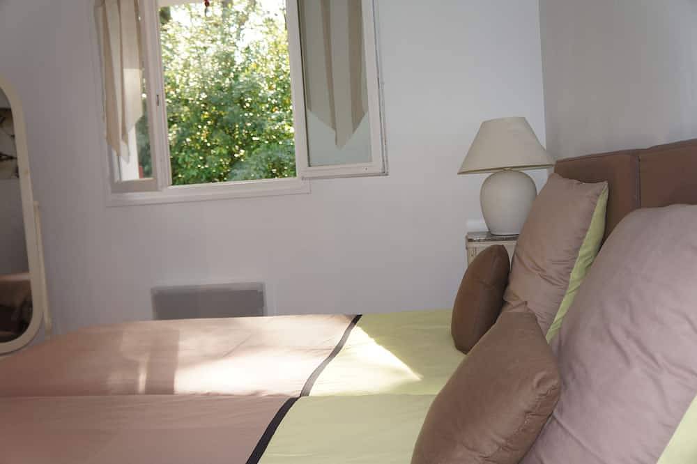 Coquet gîte T3-96 m2 calme, piscine 8x4 chauffée en saison, terrasse 30 m2, Clim in Saint-Pée-sur-Nivelle, Région de Bayonne