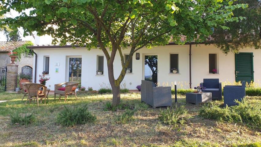 Agriturismo per 3 persone, con panorama e giardino, con animali domestici in Campiglia Marittima