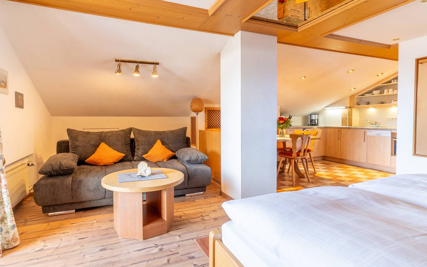 Ganze Ferienwohnung, Gästehaus Hagen - Dachstudio- 2-Raum-Ferienwohnung 50qm, Extra-Schlafzimmer, Küche, 2 Balkone in Reit im Winkl, Bayerische Alpen
