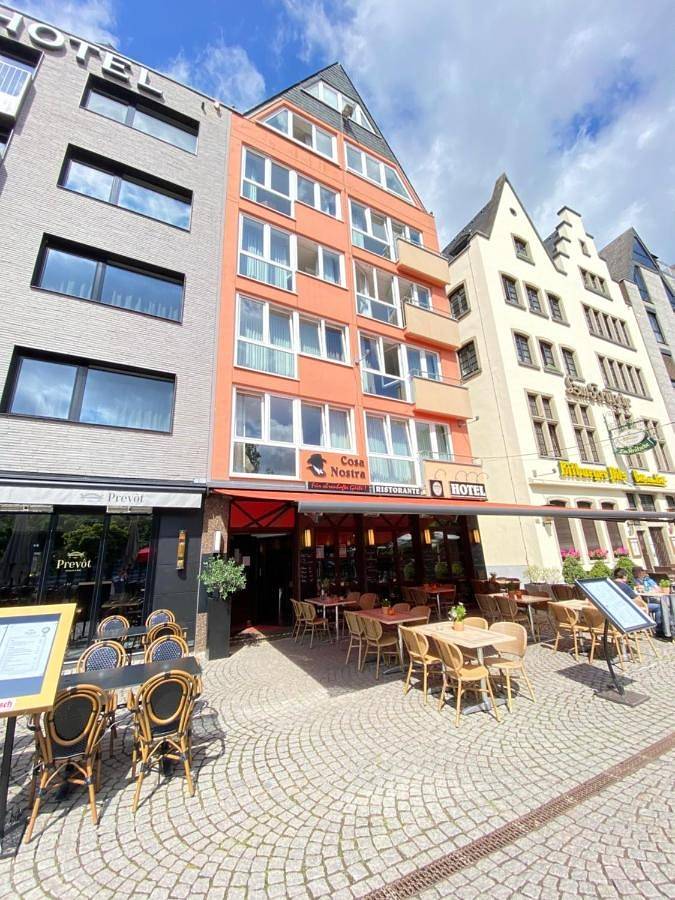 Hotel für 3 Personen, mit Terrasse und Ausblick in Kölner Dom