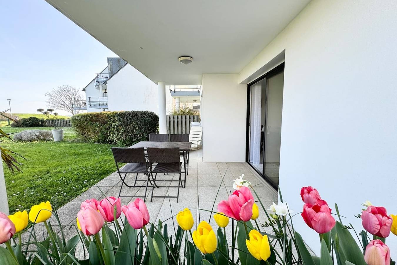 Entire apartment, Bel appartement face à la mer – Terrasse et jardin in Larmor-Plage, Côte des Mégalithes