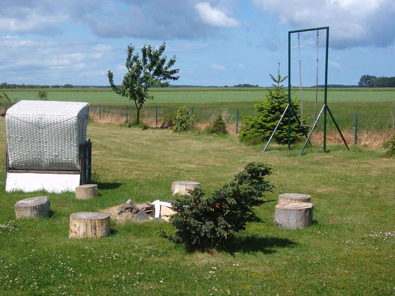 Ganze Ferienwohnung, Ferienwohnung mit großem Garten und Lagerfeuerplatz  in Altenkirchen, Rügen