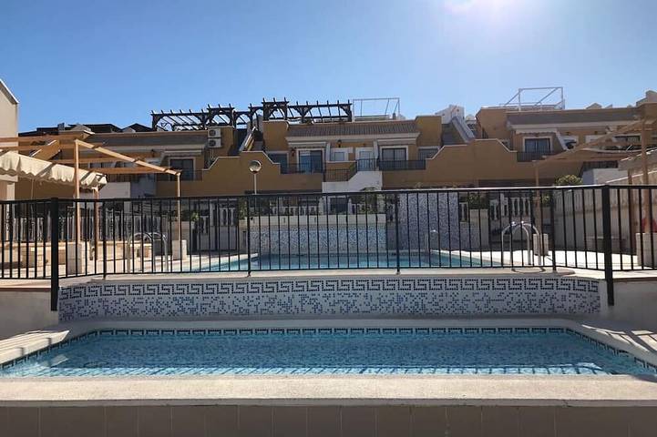 Bungalow para 5 personas, con piscina y balcón en Elche