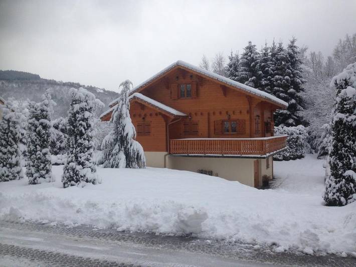 Chalet pour 8 personnes, avec vue et piscine ainsi que sauna et jardin, animaux acceptés
