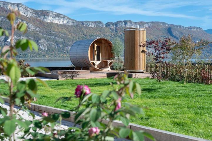 Location de vacances pour 8 personnes, avec jardin ainsi que sauna et terrasse, animaux acceptés dans Plage De La Chatiere Conjux - 2