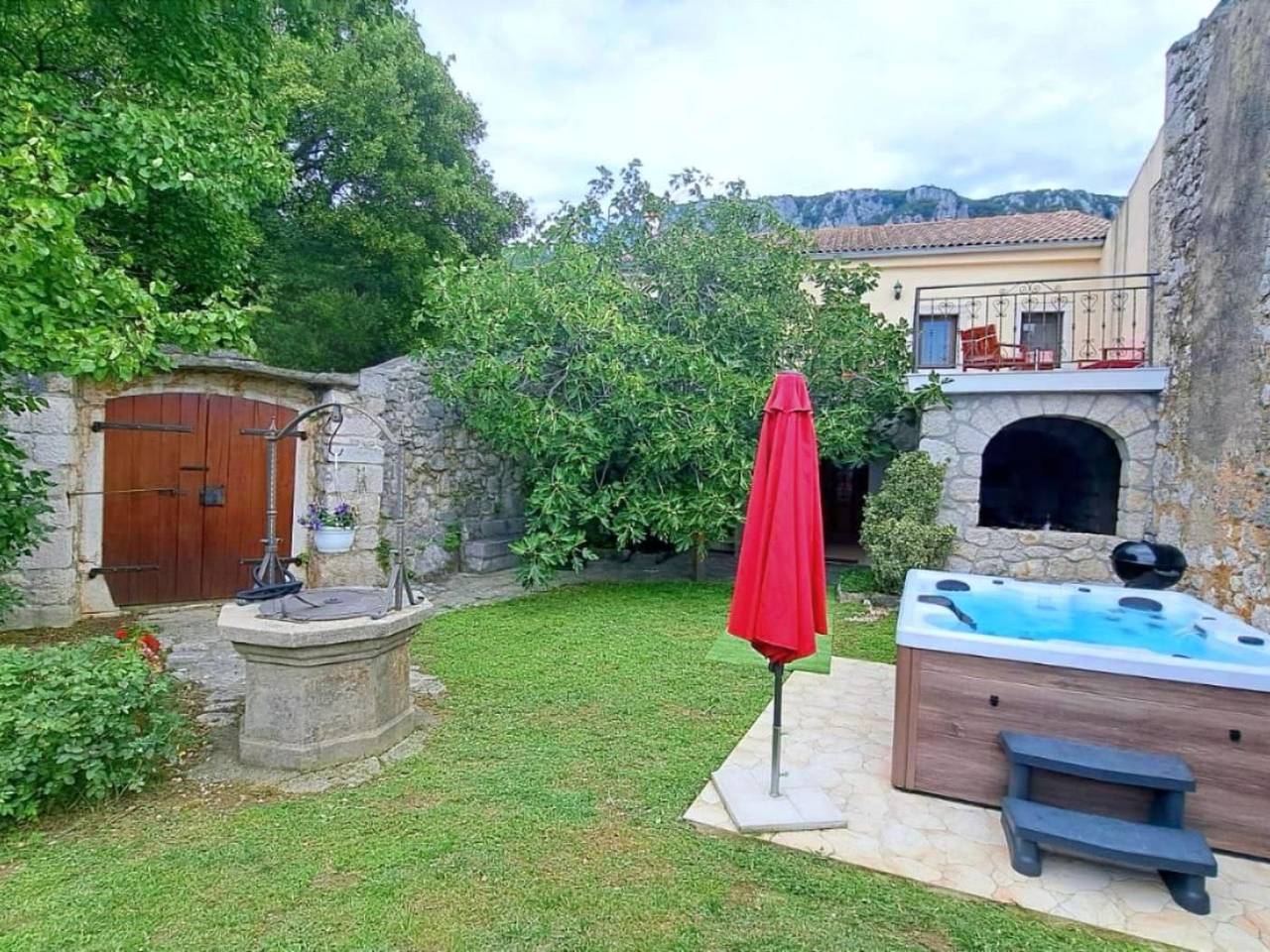 Geräumige Villa mit drei Schlafzimmern und einem ruhigen Garten in Tribalj, Primorje-Gorski Kotar