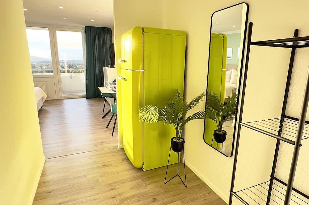 Ganze Wohnung, M&D Apartments nähe Stadion mit Balkon - Netflix - Küche - Sunset View in Kaiserslautern, Saar-Nahe-Bergland