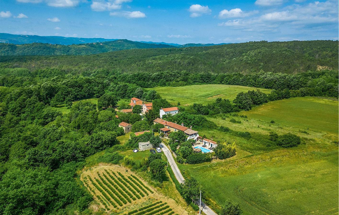 Charmant appartement de deux chambres avec piscine et terrasse in Zatka Čepić, Côte Est de l'Istrie