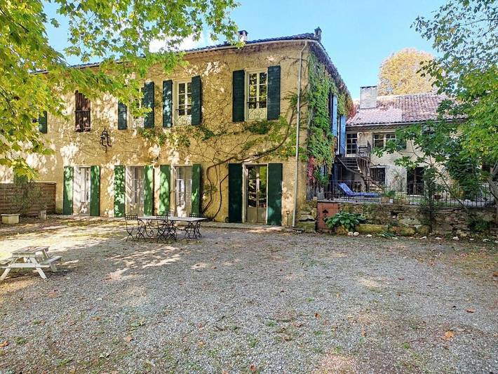 Gîte pour 7 personnes, avec piscine ainsi que jardin et jacuzzi à Lurs