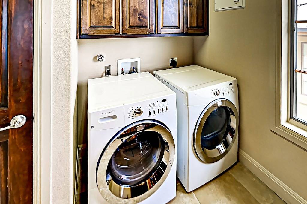 Ganze Wohnung, Waterfront All-Suite w/ Private Balcony – On-Site Dining, Spa & Marina in Lakeway, Lake Travis