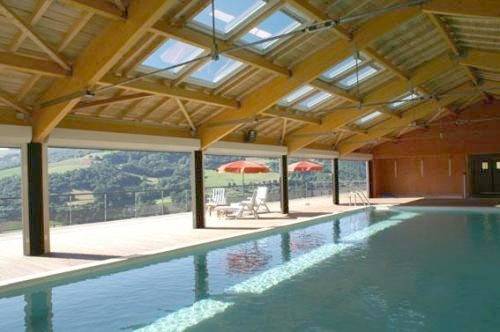 Location de vacances pour 6 personnes, avec terrasse et piscine à Curvalle - 2