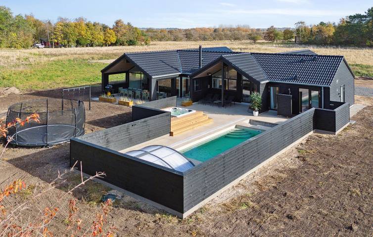Ferieudlejning for 18 personer, med sauna og have samt pool i Ellinge Lyng