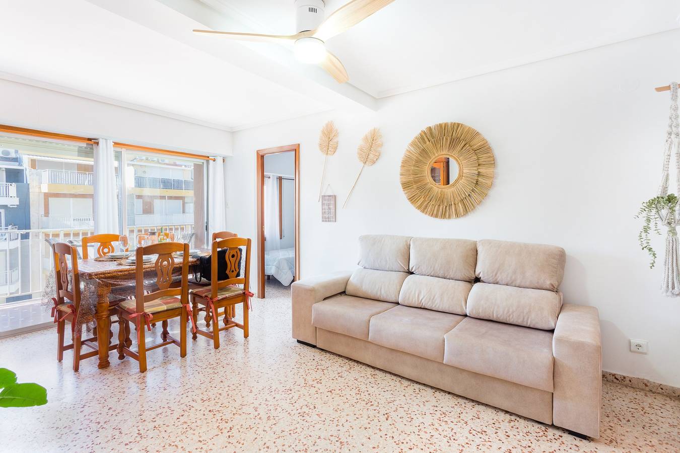Apartamento entero, Apartamento 'Palmera Beach House' con vistas al mar, terraza privada y Wi-Fi in Cullera, Costa de Valencia