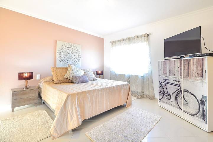 Geräumige, moderne Villa mit privatem Pool und Meerblick in Carvoeiro, Faro Distrikt