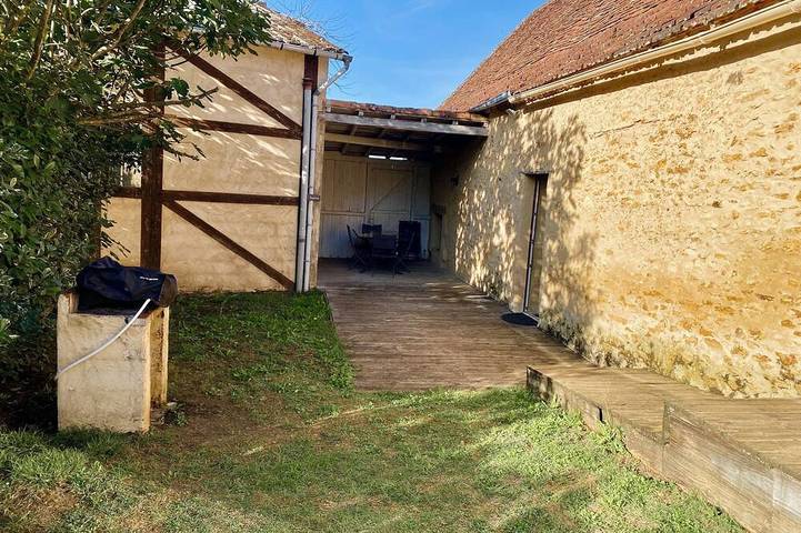 Location de vacances pour 8 personnes, avec piscine et jardin à Saint-Avit-de-Vialard