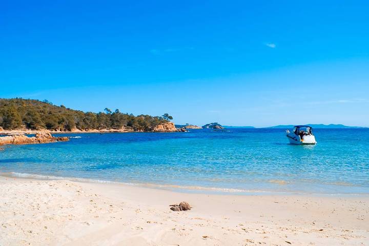 Gîte pour 6 personnes, avec vue ainsi que piscine et jardin à La Londe-les-Maures