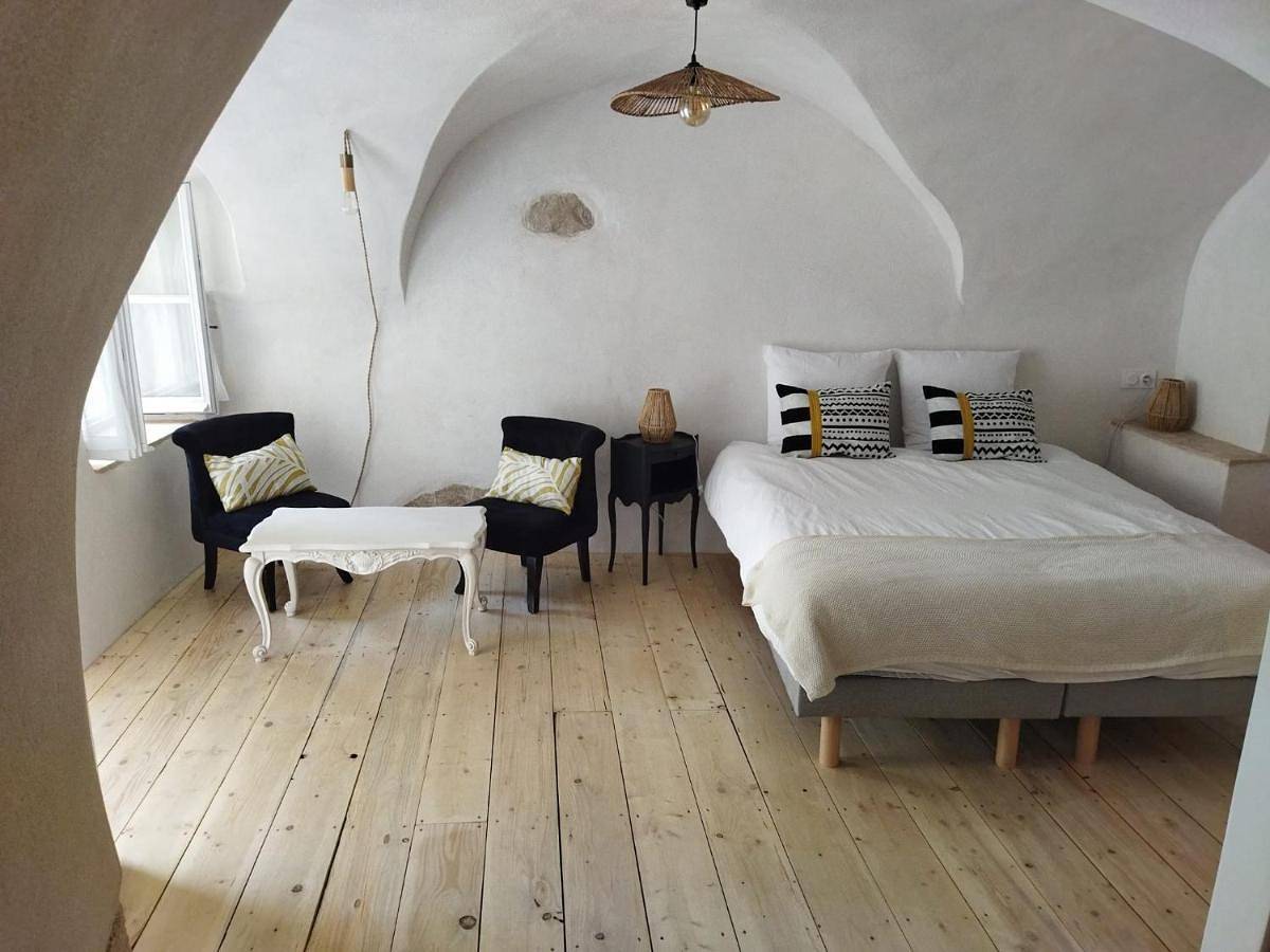 Small Double or Twin Room in Cucuron, Parc naturel régional du Luberon