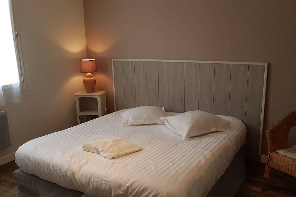 Entire apartment, Furnished apartment with all mod cons in a detached house with a garden in Bagnoles-de-l'Orne, Parc naturel régional Normandie-Maine