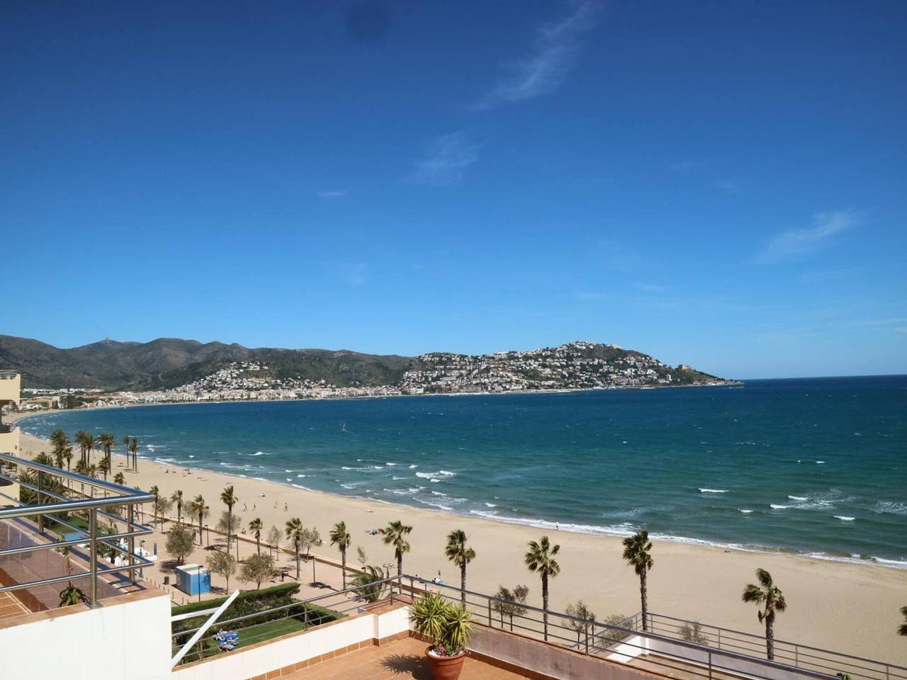 Entire studio, Cozy Studio in Historic Roses, 50m from Beach, Wi-Fi, A/C, Terrace, Ideal for 3 Guests in Roses Centre, Roses