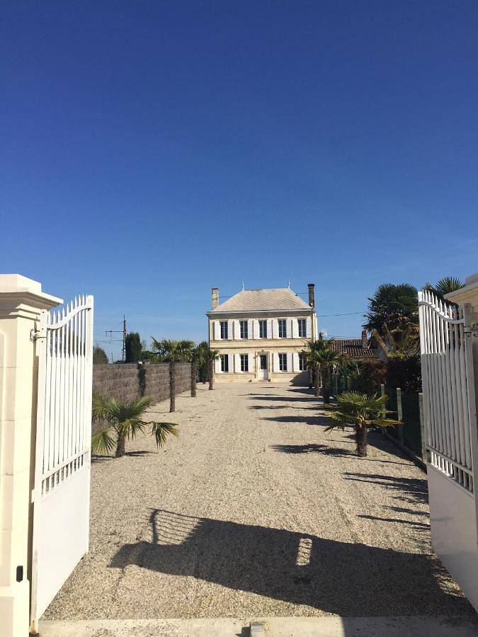 Location de vacances pour 2 personnes, avec vue ainsi que jardin et piscine à Ludon-Médoc